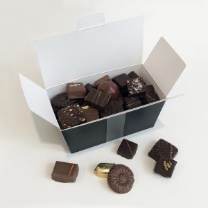 Ballotin garni de bonbons de chocolats assortis – 250g